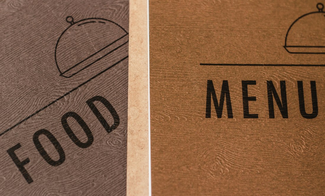 FOOD MENU と書かれたメニューの表紙